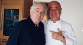 Hito de la hotelera de Robert De Niro en Tulum (México): abrirá allí su 30º establecimiento | Foto: El actor Robert De Niro y el chef Nobu Matsuhisa vía Nobu Hotels