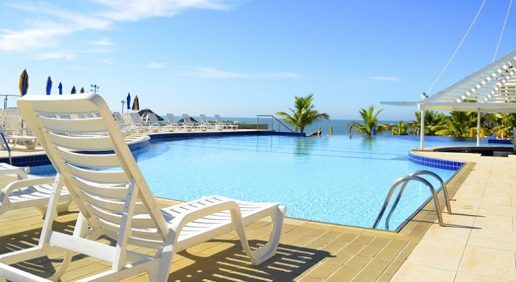 Piscina de un alojamiento turístico | Foto: Pixabay