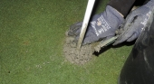 Activistas llenan de cemento los hoyos de un campo de golf por regar en sequía | Foto: Extinction Rebellion Toulouse