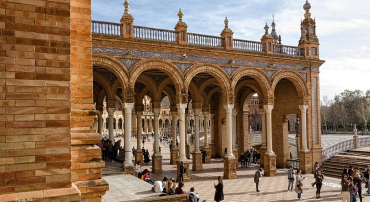 Turistas en Plaza España (Sevilla). Foto: Pixabay