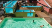 Un "glamping" de Portugal ofrece a sus clientes piscinas en contenedores de barco