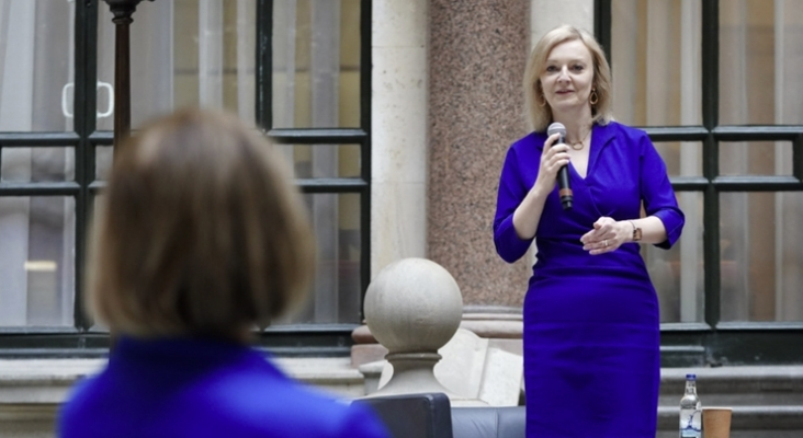 A la derecha, la nueva primera ministra de Reino Unido, Liz Truss | Foto: CC "Liz Truss Trade Envoy" by UK Prime Minister