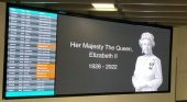 Imagen de la reina Isabel II en un panel del Aeropuerto de Londres-Luton (Reino Unido) | Foto: Tourinews