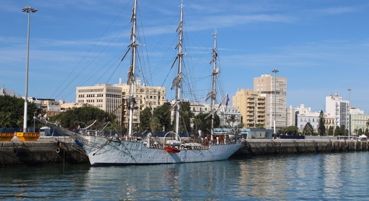 Velero en el Puerto de Cádiz