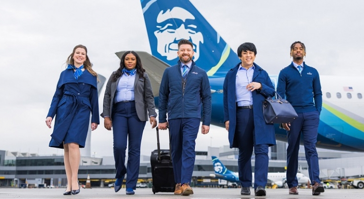 Asistentes de vuelo de Alaska Airlines vistiendo distintas modalidades de uniforme | Foto: Alaska Airlines