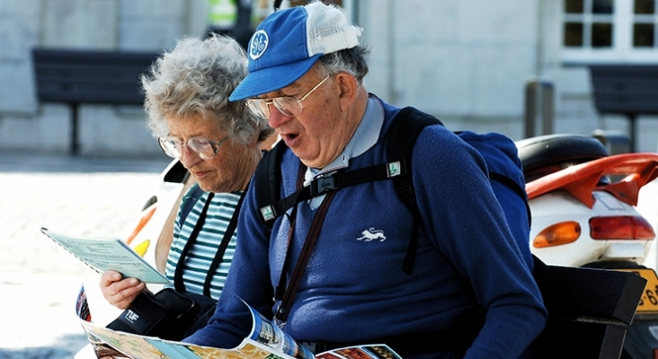 Desvelados todos los precios del Imserso: el más barato, 115 euros | Foto: CC "Old tourist couple" por pedrosimoes7 