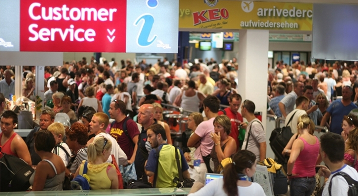 En España se cancelaron más de 1.700 vuelos en verano, muy por detrás de Alemania o Reino Unido | Foto: CC "Airport delay: crowded terminal" por Mark Hodson Photos
