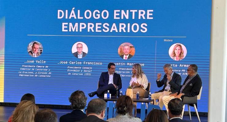 Izqda a dcha. José Valle (Cámara de Comercio de Lanzarote), Marta Armas (moderadora), Agustín Manrique (Confederación Canaria de Empresarios) y José Carlos Francisco (Consejo Económico y Social)