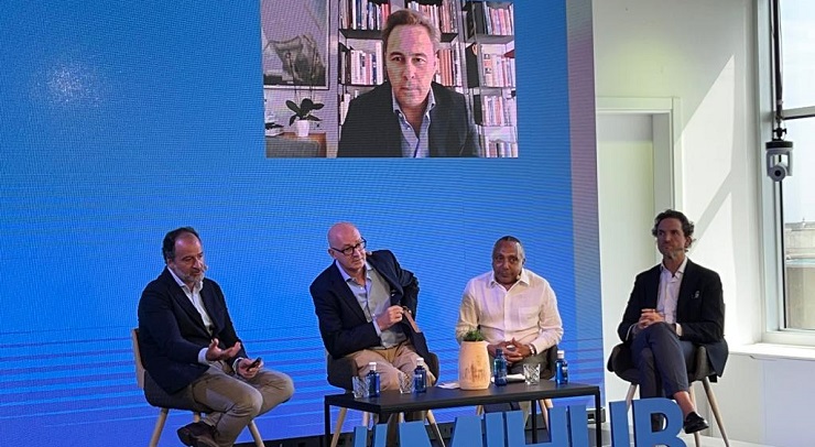 Izqda a dcha. Salva Medina (moderador), Jesús Nuño de la Rosa (Air Europa), José Antonio Martínez Mpanga (Grupo Martínez Abolafio), Eduardo Petrossi (Mahou San Miguel). En pantalla Dimas Gimeno (Kápita)