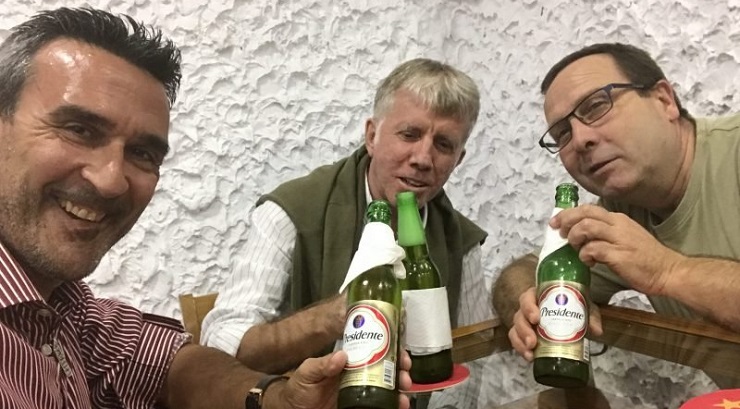 Enrique Vargas, Juan Antonio Medina y José Manuel Celdrán brindan con cerveza dominicana en una visita a Palma