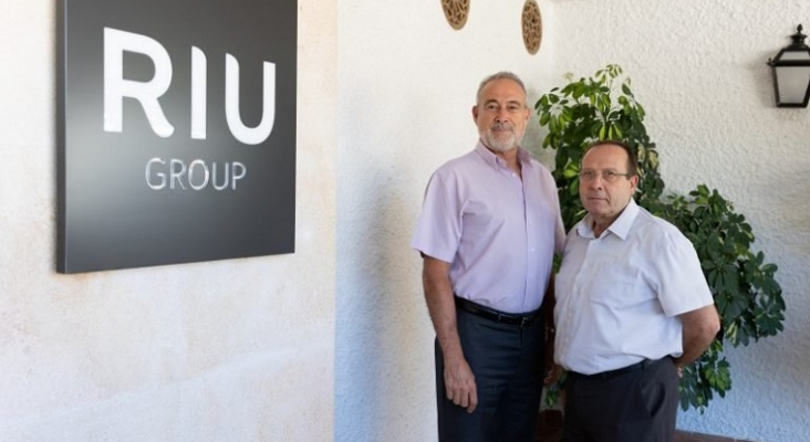 Luis Riu, CEO de RIU Hotels & Resorts, y José Manuel Celdrán en las oficinas centrales de RIU en Mallorca