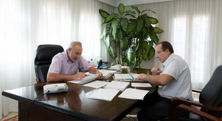 Luis Riu, CEO de RIU Hotels & Resorts, en una reunión de trabajo en su despacho con su asistente, José Manuel Celdrán