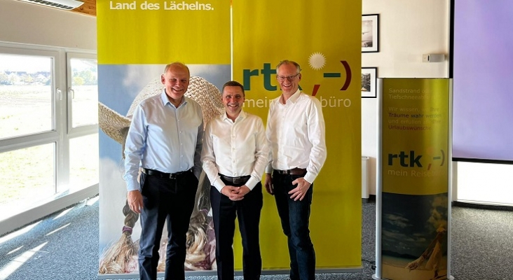 Izqda. a dcha. Sebastian Ebel, CEO de TUI Group; Thomas Bösl, director general de rtk; y Stefan Baumert, CEO de TUI Deutschland