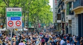 Multitud caminando por la Rambla de Barcelona