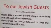 Hotel recomienda a sus clientes judíos ducharse antes de bañarse en la piscina