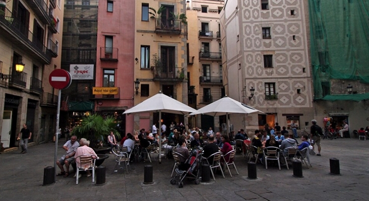 Barcelona mantiene la bonificación del 75% de la tasa de terrazas | Foto: CC ,"Barcelona Plaza", Artbandito
