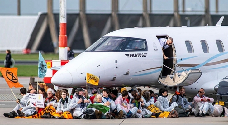 Cientos de activistas detenidos tras una invasión masiva en el aeropuerto de Ámsterdam