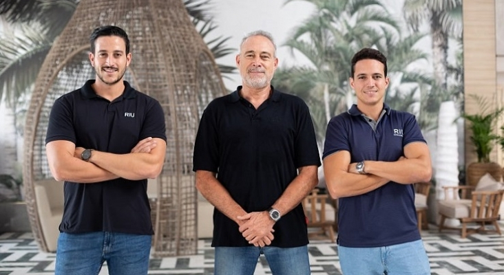 Luis Riu Güell, CEO de RIU Hotels & Resorts, con sus hijos, Luis Riu Rodríguez y Roberto Riu Rodríguez
