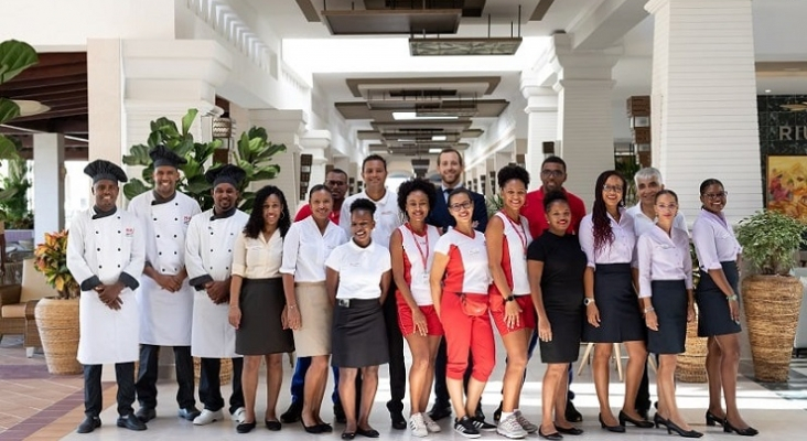Equipo de responsables del hotel Riu Karamboa en Cabo Verde