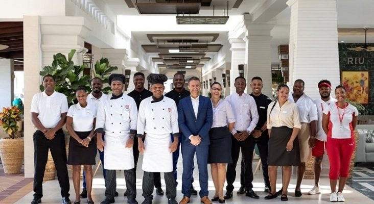 Equipo de responsables del hotel Riu Touareg en Cabo Verde