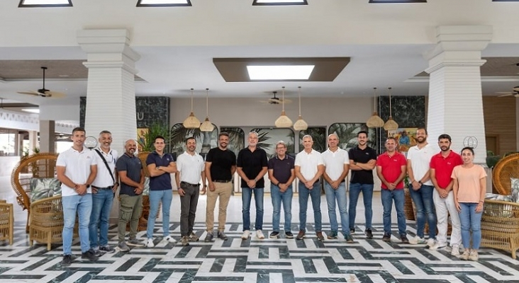 Luis Riu con su equipo de obra y apertura en la revisión previa a la apertura de los hoteles de RIU en Cabo Verde