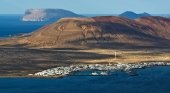 La Graciosa desbordada al triplicar la población