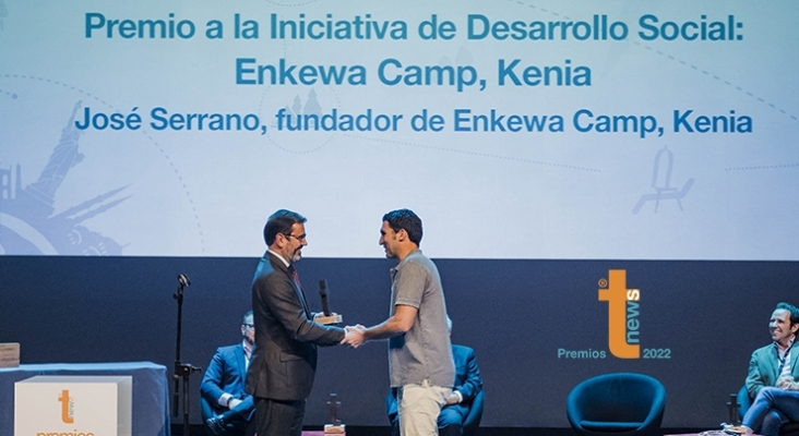 Javier Gándara, presidente de ALA entrega el Premio Tourinews a José Serrano, fundador de Enkewa Camp | Foto: Tourinews®