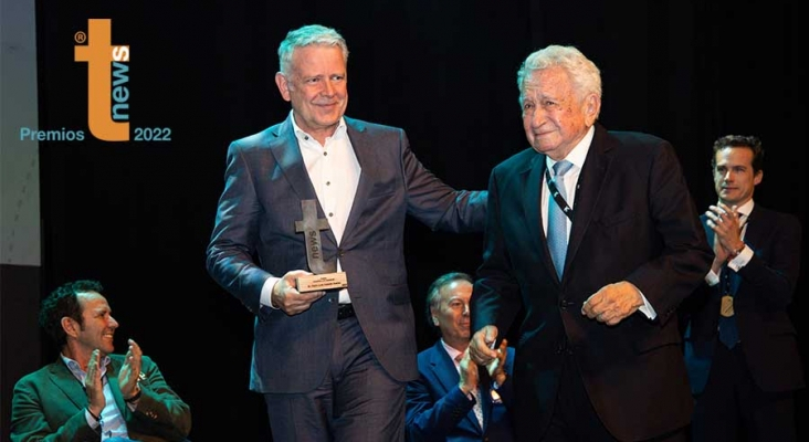 Pedro Luis Cobiella (Hospiten) recibe el premio de las manos de Ralph Schiller (FTI) ante los aplausos de Juan Juliá (Axel Hotels), Juan Manuel Benítez (ULPGC) y Pedro Luis Cobiella Beauvais. Foto Tourinews