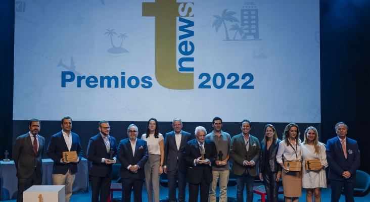 Foto de familia con los miembros del jurado de los Premios Tourinews 2022, los premiados y distinciones | Foto: Tourinews®