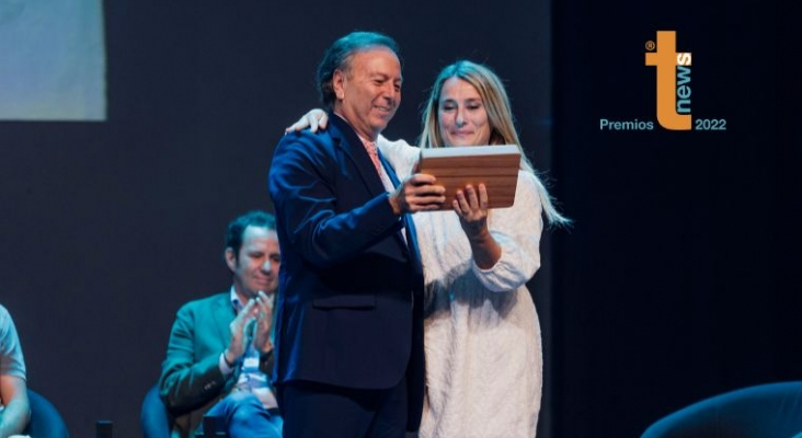 Juan Manuel Benítez, director del Foro Internacional de Maspalomas, entrega la placa conmemorativa a Cristina Guerra, mujer Lorenzo Ortego.