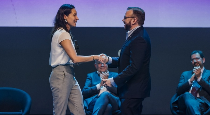 Naomi Riu entrega el Premio Tourinews a Fernando Fondevila Foto Tourinews®