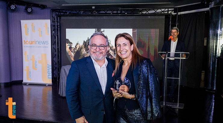 Reconocimiento a los miembros del Jurado de los Premios Tourinews 2022. En la foto Ignacio Moll con Inmaculada de Benito | Foto: Tourinews©