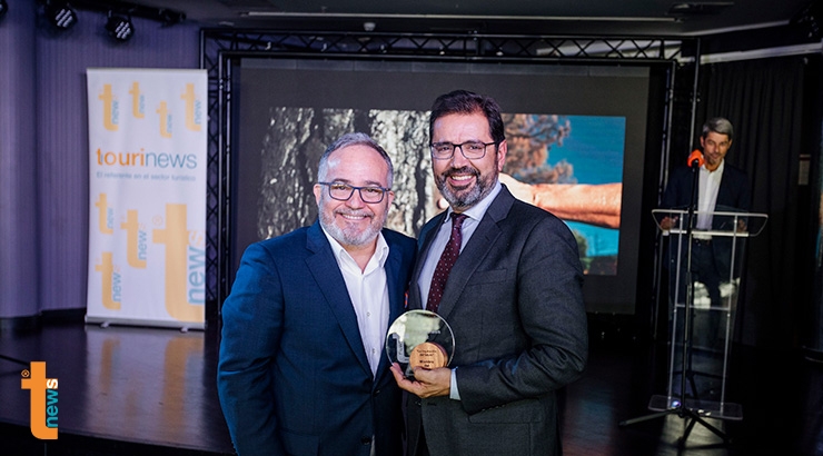 Reconocimiento a los miembros del Jurado de los Premios Tourinews 2022. En la foto Ignacio Moll con Javier Gándara | Foto: Tourinews©