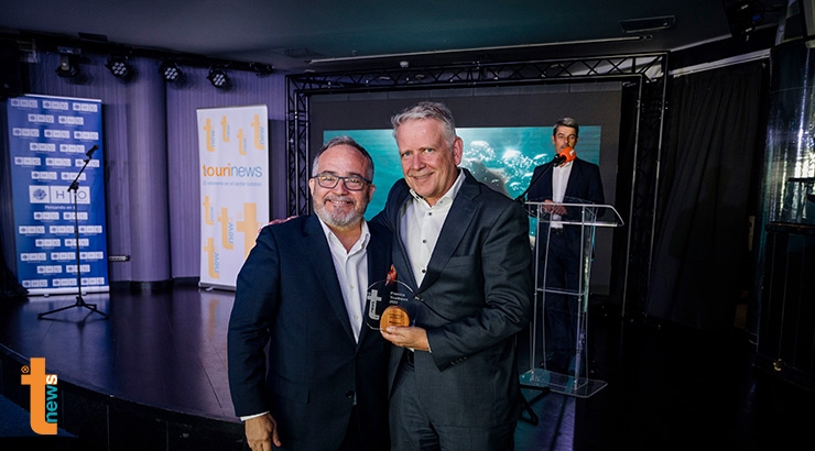 Reconocimiento a los miembros del Jurado de los Premios Tourinews 2022. En la foto Ignacio Moll con Ralph Schiller | Foto: Tourinews©