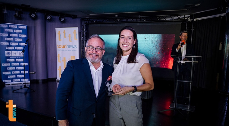 Reconocimiento a los miembros del Jurado de los Premios Tourinews 2022. En la foto Ignacio Moll con Naomi Riu | Foto: Tourinews©