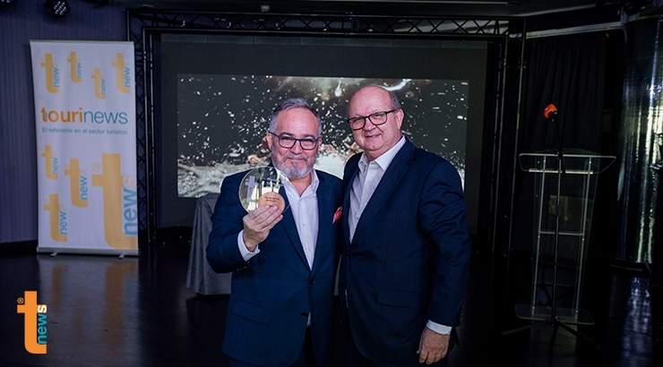 Reconocimiento a los miembros del Jurado de los Premios Tourinews 2022. En la foto Ignacio Moll con Juan González | Foto: Tourinews©