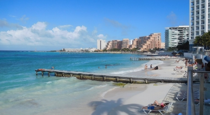 Hoteleros mexicanos se oponen a que haya un alcalde exclusivo para Cancún | Foto: Boulevard Kukulcán, Zona Hotelera, en Cancún (Quintana Roo, México) | MARELBU (CC BY 3.0)