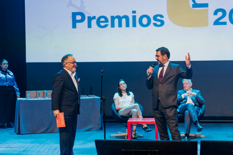 Ignacio Moll y Javier Gándara explican al público el proceso de elección de los premiados | Foto: Tourinews©