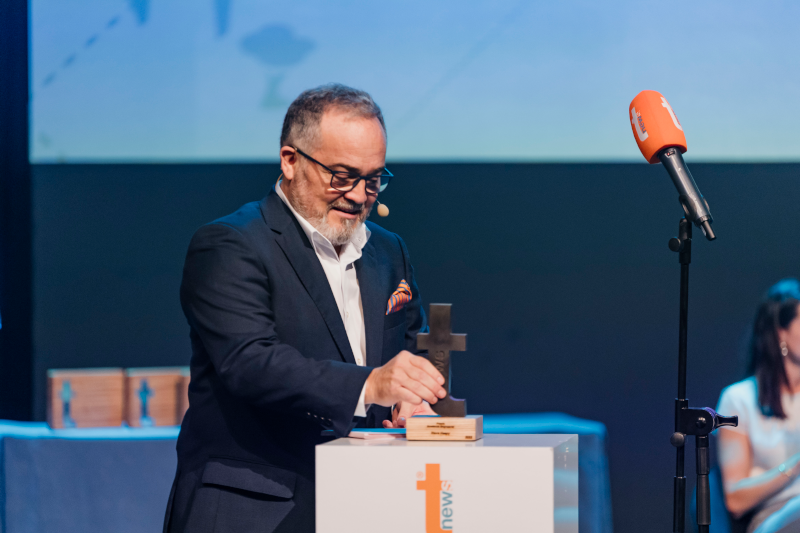 Ignacio Moll junto a la estatuilla de Steve Heapy, CEO de Jet2 y Jet2 Holidays, Premio a la Excelencia Empresarial | Foto: Tourinews©