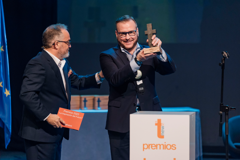 Fernando Fondevila, CEO de Promtur Panamá, exhibe la estatuilla de los premios | Foto: Tourinews©