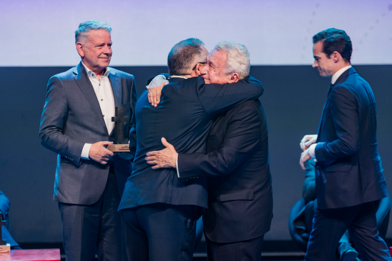 El Dr. Pedro Luis Cobiella se funde en un abrazo con Ignacio Moll junto a Ralph Schiller y Pedro Luis Cobiella (hijo) | Foto: Tourinews©