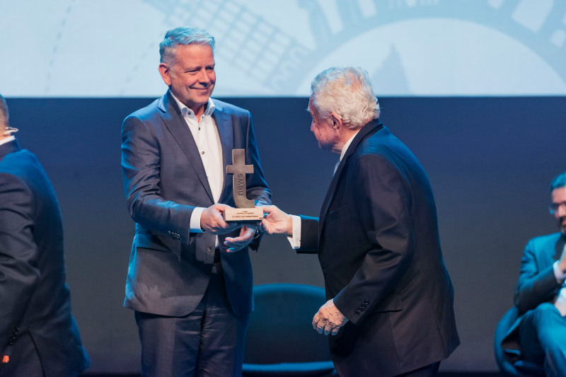 Premio Honorífico a la Trayectoria Empresarial, entregado por Ralph Schiller, CEO de FTI Group, al Dr. Pedro Luis Cobiella Suárez (Hospiten) | Foto: Tourinews©