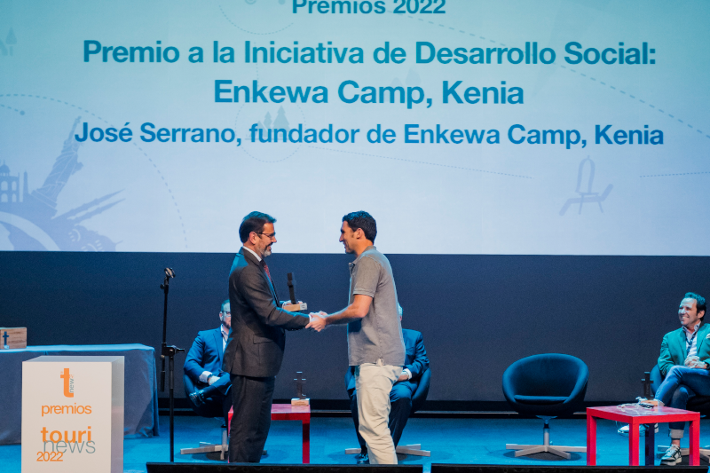 Javier Gándara entrega el premio a la Iniciativa de Desarrollo Social, Enkewa Camp, Kenia | Foto: Tourinews©