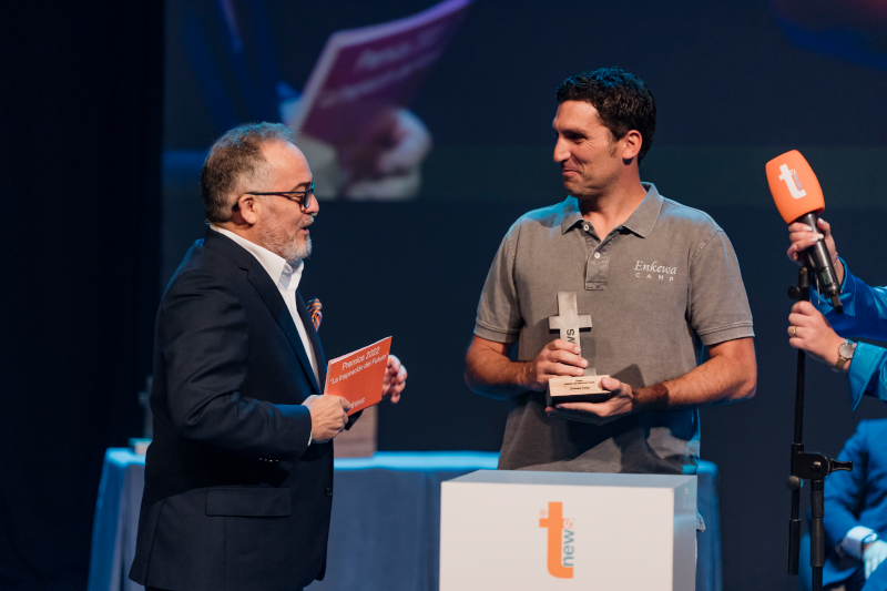 Ignacio Moll junto a José Serrano, premio a la Iniciativa de Desarrollo Social, Enkewa Camp, Kenia | Foto: Tourinews©