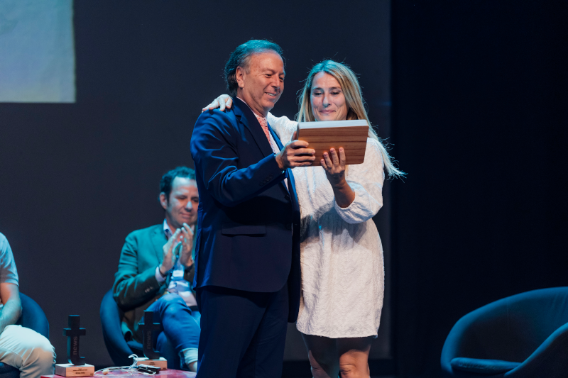 Cristina Guerra recibe de manos de Juan Manuel Benítez la distinción a título póstumo que los Premios Tourinews 2022 otorgan a Lorenzo Ortego