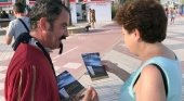 Un actor que representa a Cervantes entrega un folleto a una visitante en Vélez-Málaga