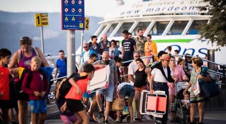 La sobreventa pone en peligro las Islas Cíes | Pasajeros en el puerto de Vigo