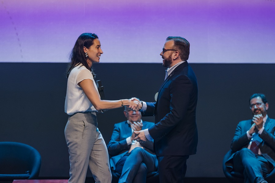 Naomi Riu entrega el premio al Destino Turístico a Fernando Fondevila, CEO de Promtur Panamá | Foto Tourinews©