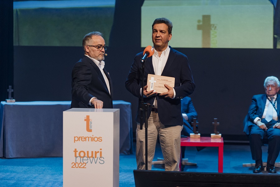 Juan Carlos Lasso, vicepresidente de GRUMASA, recoge en nombre de Alicia Martinón, la distinción a título póstumo que los Premios Tourinews 2022 otorgan a Enrique Martinón Armas. En la foto junto  Ignacio Moll |Foto Tourinews©