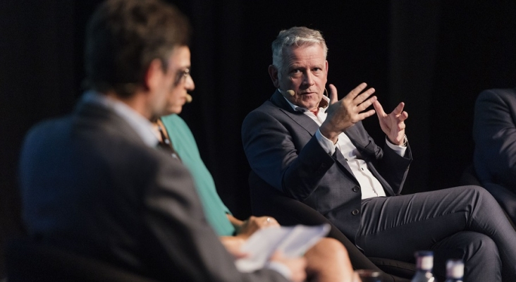 Ralph Schiller, CEO de FTI, durante su intervención en mesa redonda en el Foro de Turismo Maspalomas Foto Tourinews